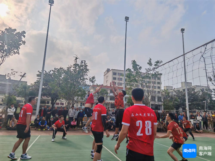 费迪南德：霍伊伦的动作不够迅速，他踢得很懒散.